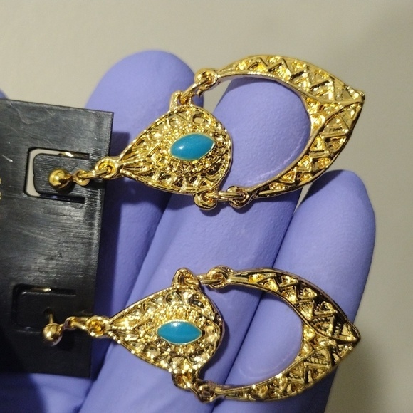 Women's Stylish Gold tone Designed Hoop Turquoise color Stone Drop Earrings 1.5" - Picture 6 of 6